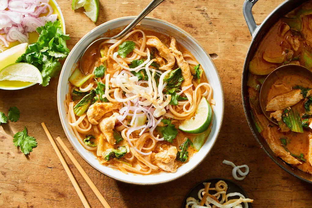 https://marleyspoon.com/media/recipes/84218/main_photos/large/chicken_khao_soi-dd81f3b0e30a2ecc766d563e8fba8b5a.jpeg