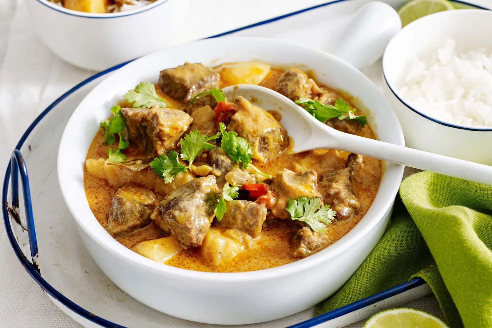 https://img.taste.com.au/eUVwa-YX/taste/2016/11/thai-massaman-beef-curry-101889-1.jpeg