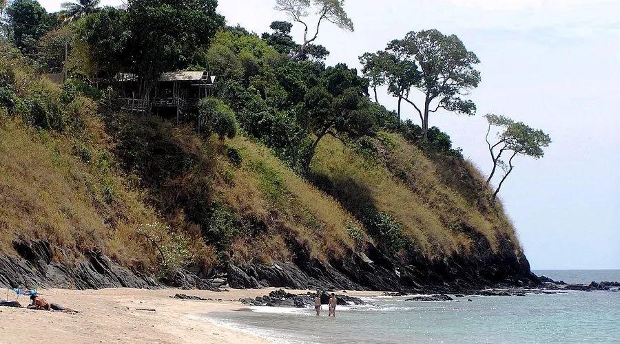 https://dynamic-media-cdn.tripadvisor.com/media/photo-o/02/33/e3/3c/kantiang-bay.jpg?h=500&s=1&w=900