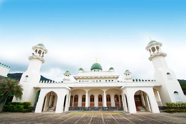 https://cdn.phuket.net/bucket/directory/size/600/400/2015/12/mukarrom_mosque03.jpg