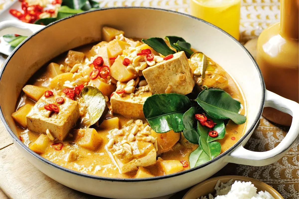 https://img.delicious.com.au/08ZZvo5L/w1200/del/2020/05/massaman-tofu-curry-133189-1.jpg